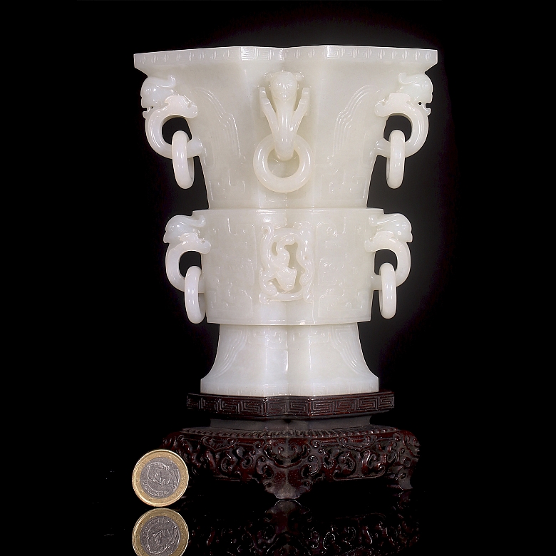 Jarrón romboidal de jade blanco, dinastía Qing