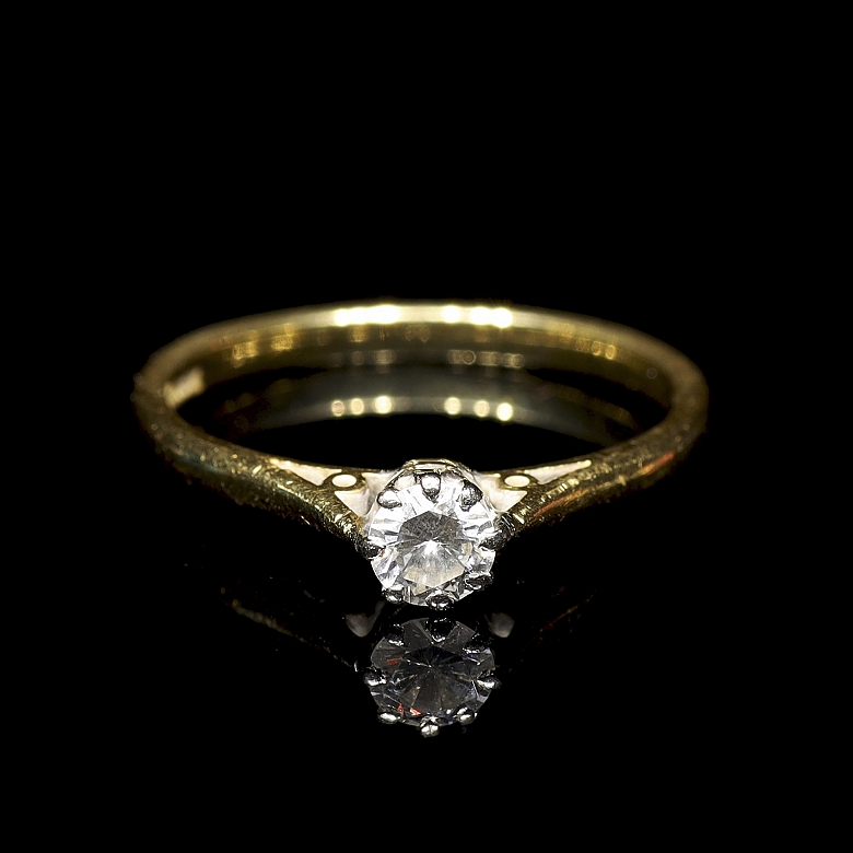 Solitario de oro amarillo de 18K y diamante
