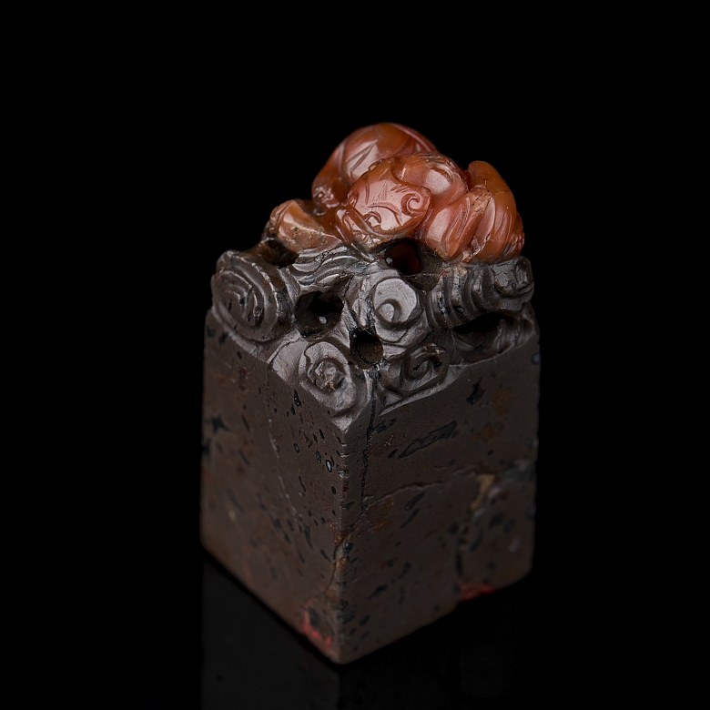 Nanhong agate seal ‘Dragon’, Qing dynasty