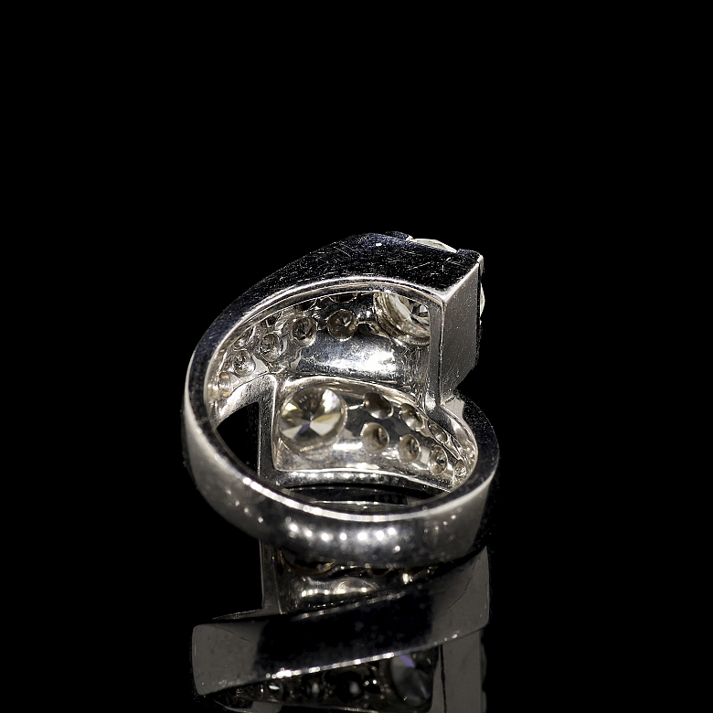 Sortija de oro blanco de 18 kt con dobles brillantes
