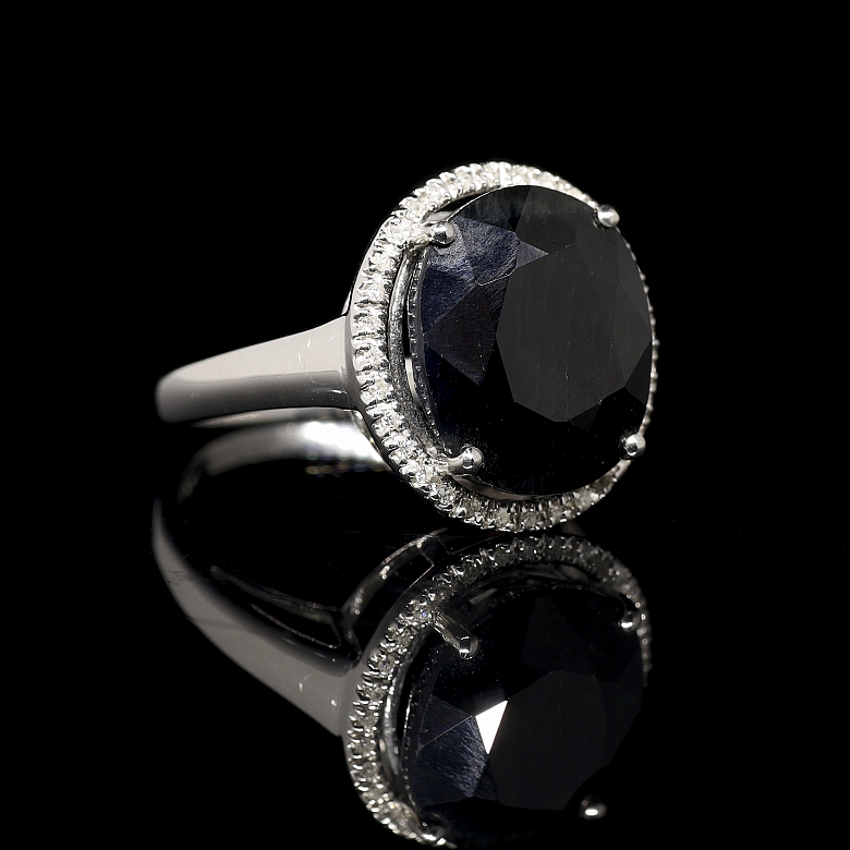Anillo con zafiro y diamantes en oro blanco de 18k