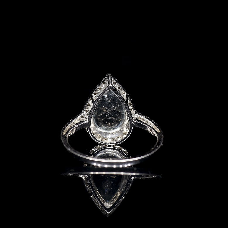 Anillo en oro blanco de 18 kt con aguamarina y diamantes