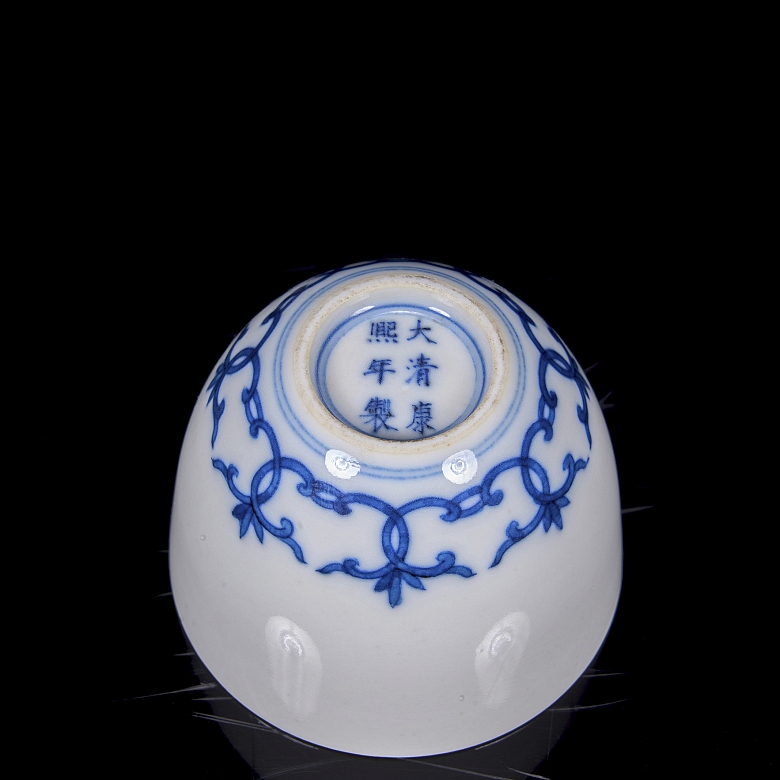 Taza de porcelana blanca con cenefa azul, dinastía Qing