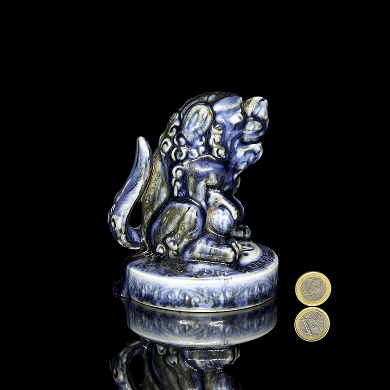 Figura de porcelana azul y blanca 