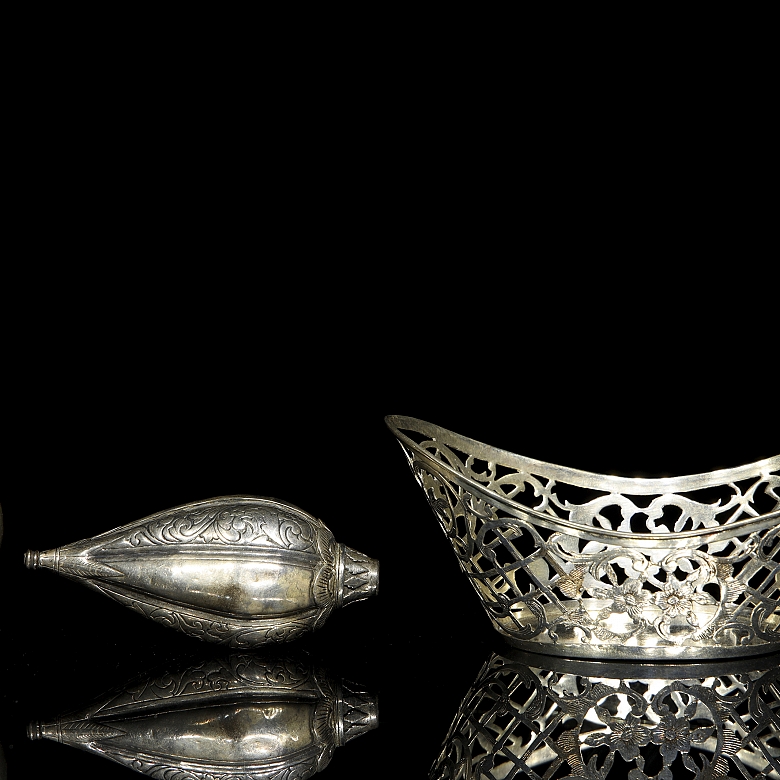 Set of silver objects
