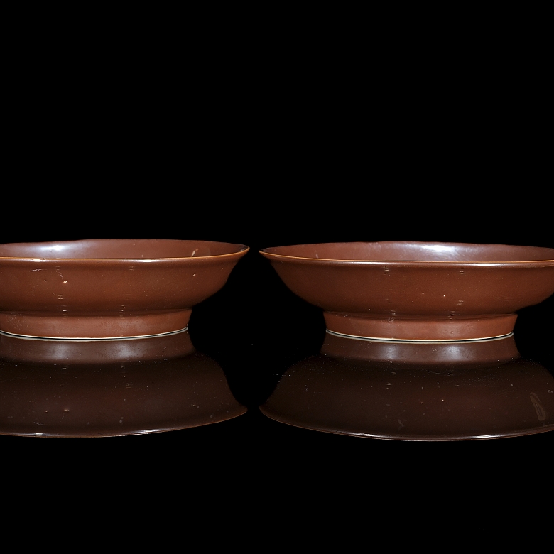 Pareja de platos de porcelana esmaltada, dinastía Ming