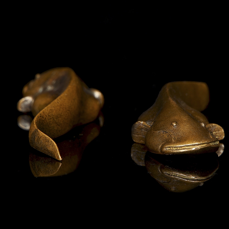 Pareja de figuras de bronce