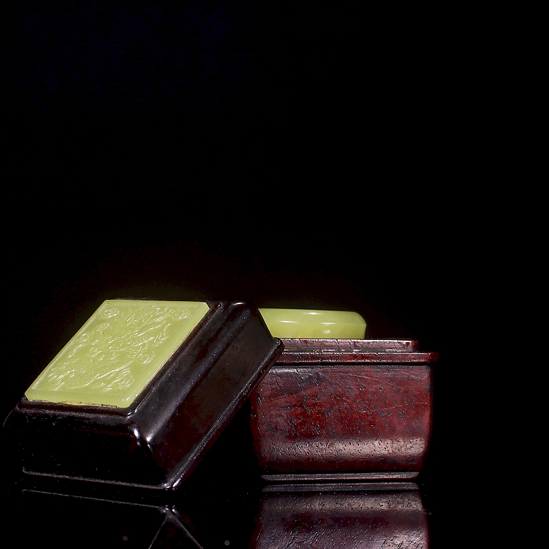 Caja de madera de Zhitang y jade amarillo, con anillo de arquero, dinastía Qing