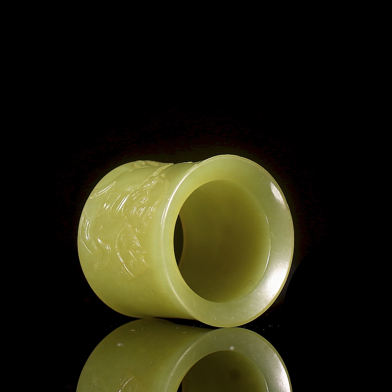 Caja de madera de Zhitang y jade amarillo, con anillo de arquero, dinastía Qing