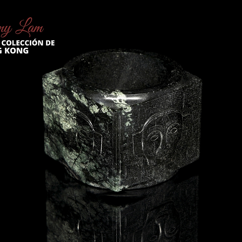 Green jade carving “Cong,” Shang dynasty