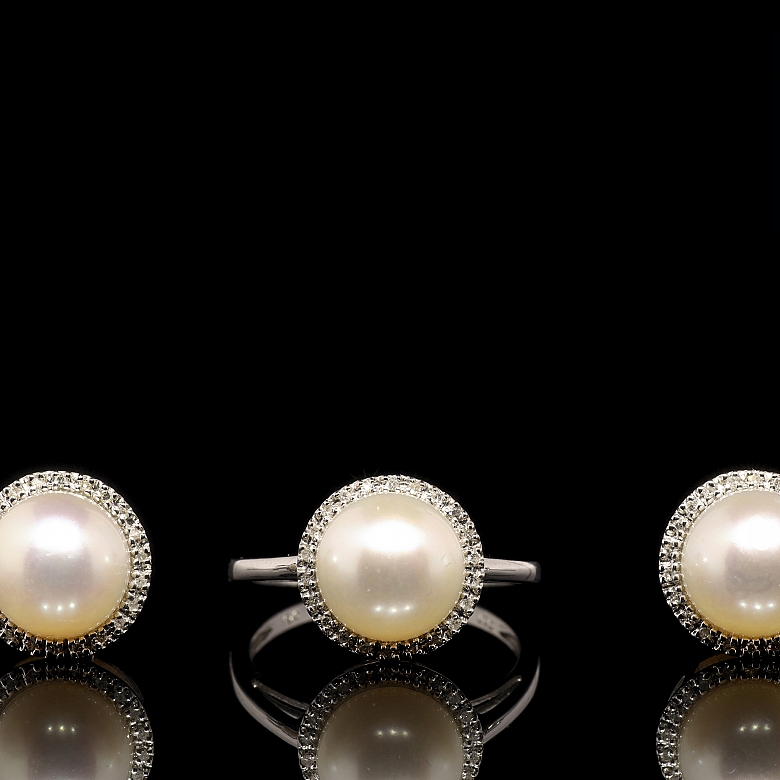 Conjunto en oro blanco de 18K, perlas y diamantes