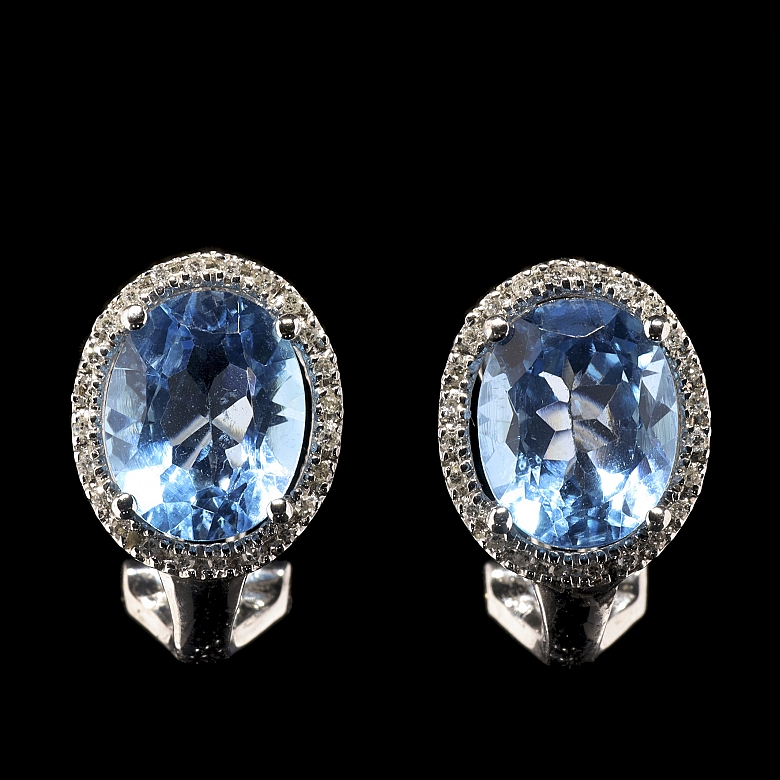 Pendientes en oro blanco de 18K con topacios y diamantes