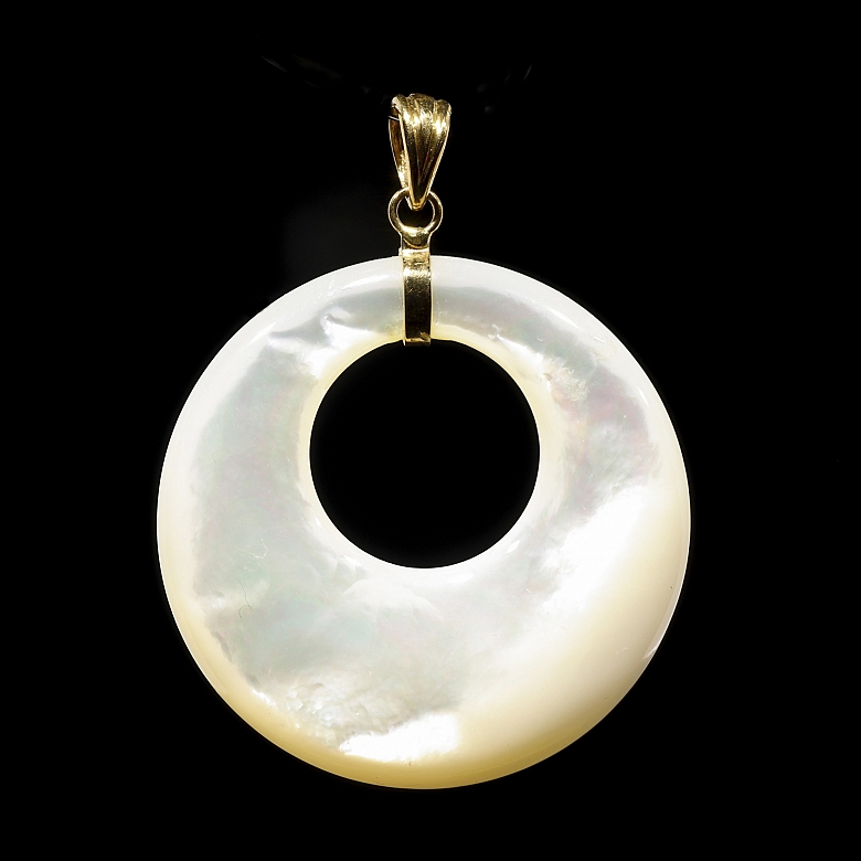 Colgante con nácar natural y oro amarillo de 18 kt