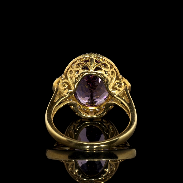 Anillo con amatista y diamantes en oro amarillo de 18K