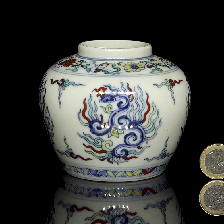 Small polychrome porcelain jar ‘Phoenix’, marked Tianqi