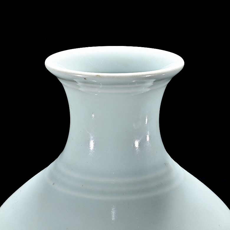 Vasija de porcelana con esmalte celadón, con marca Yongzheng