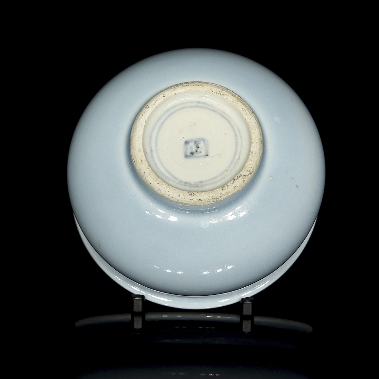 Recipiente de porcelana con vidriado azul, con marca en la base