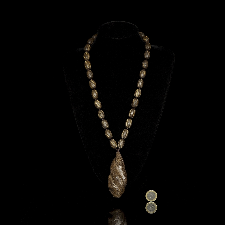 Colgante con cuentas de madera tallada, s.XX