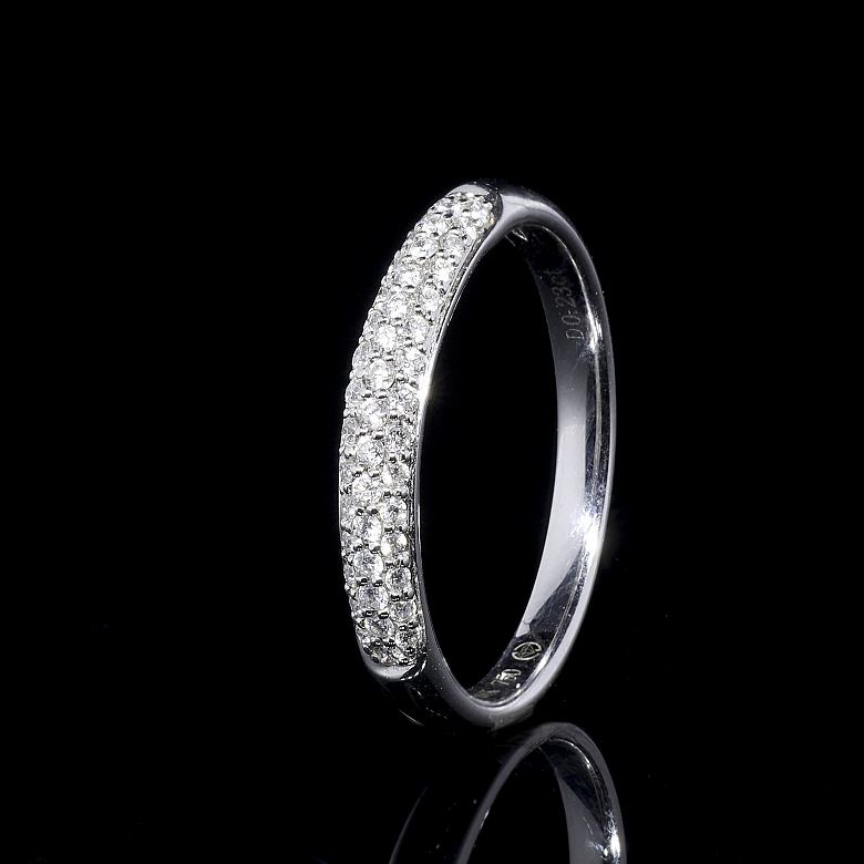 Media alianza de oro blanco de 18K y diamantes