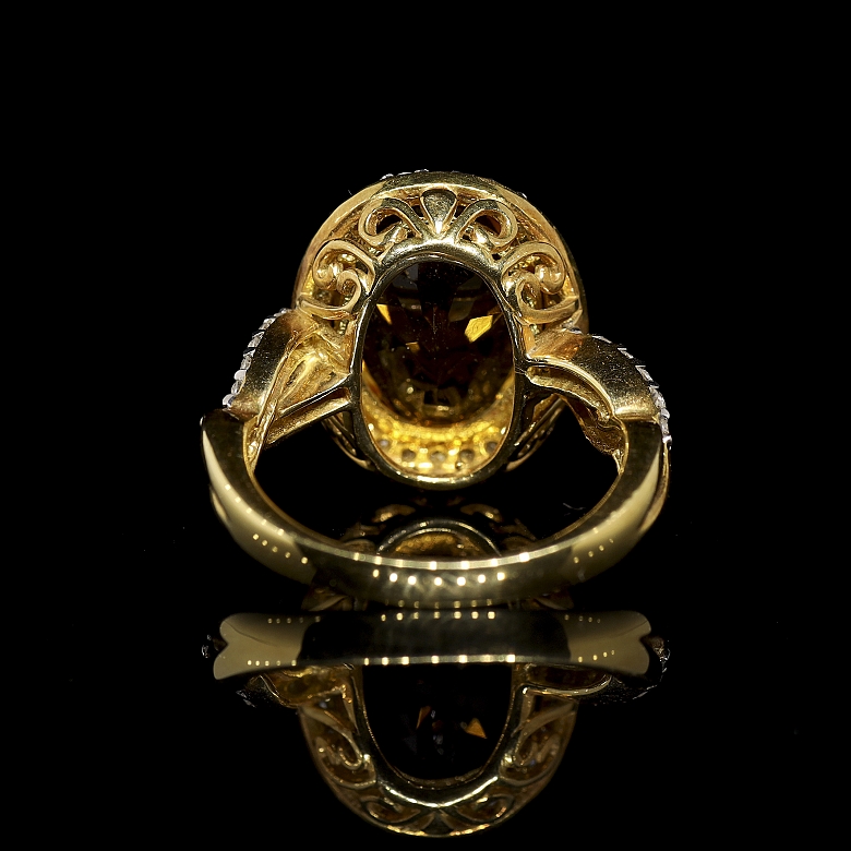 Anillo en oro amarillo de 18K con citrino y diamantes
