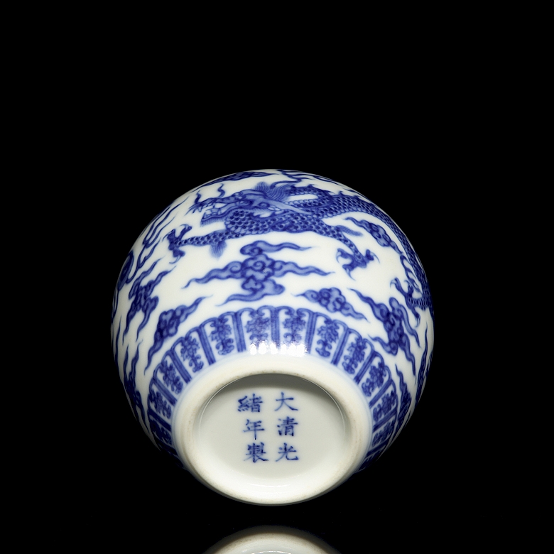 Blue and white enamel porcelain vase “Dragon”, with Guangxu seal - 3