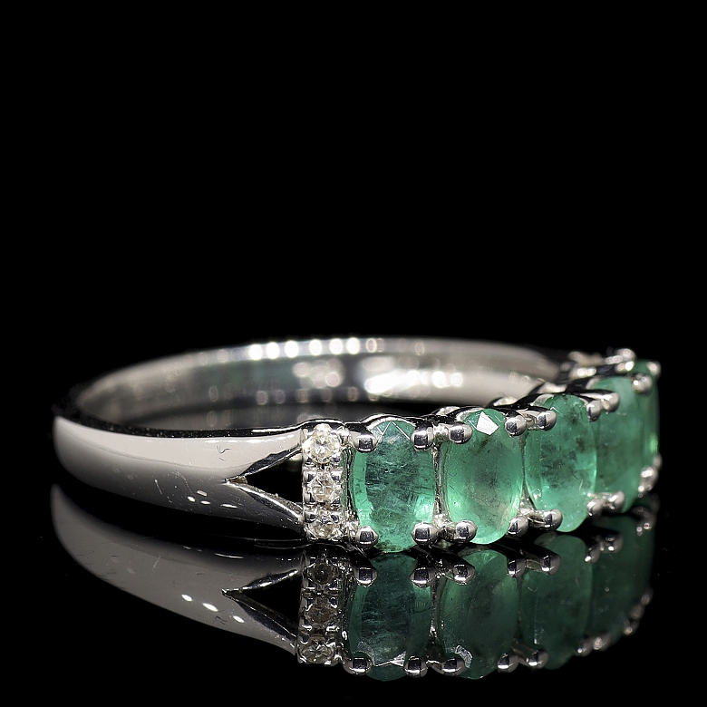 Anillo en oro blanco de 18k con esmeralda y diamantes