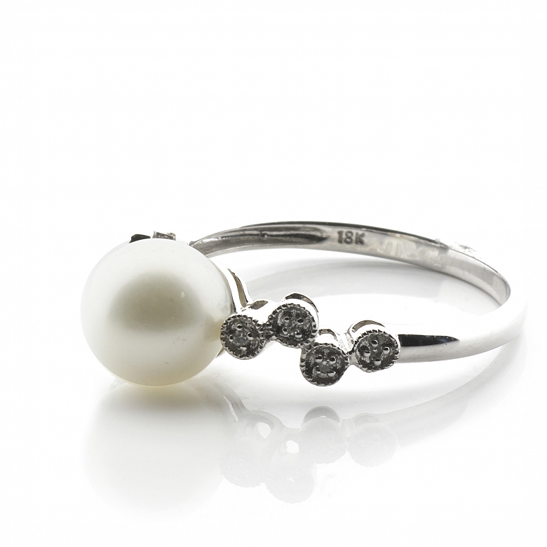 Anillo en oro blanco de 18k con perla y diamantes