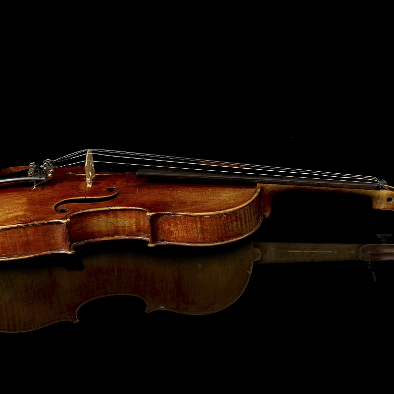 Violín etiquetado en su interior como