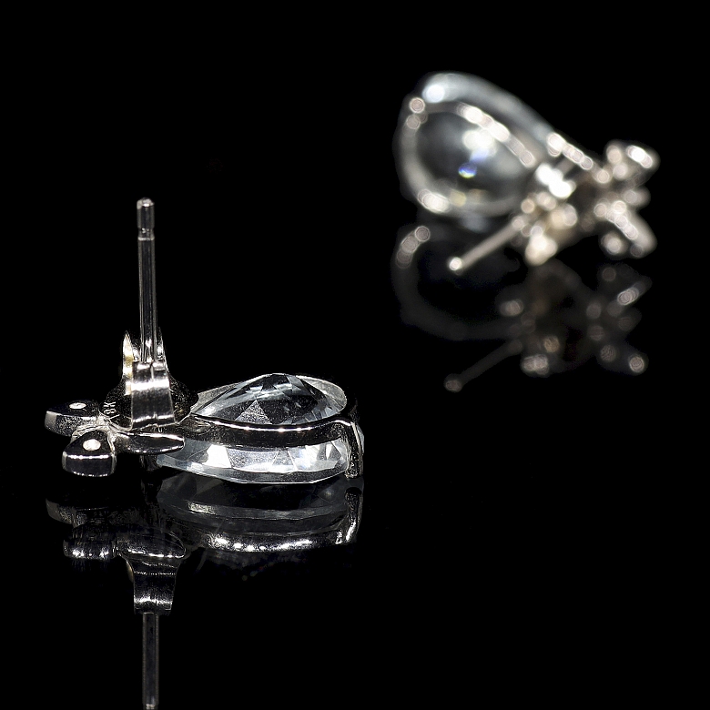 Pendientes de oro blanco de 18k con aguamarinas y diamantes