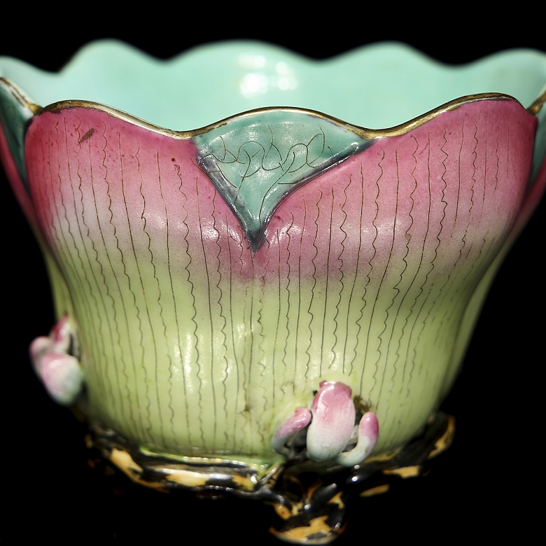Pequeño cuenco de porcelana esmaltada “Flor”, con sello Qianlong