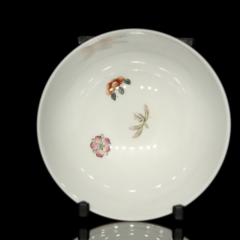 Cuenco de porcelana con esmalte rosa