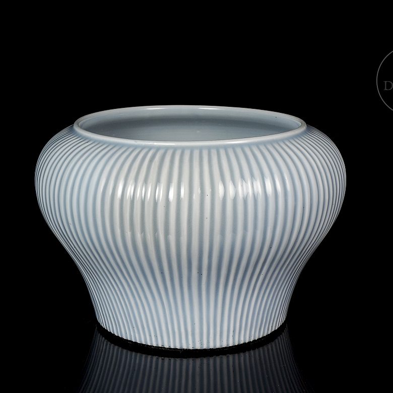 Vasija de porcelana con esmalte celeste, dinastía Qing