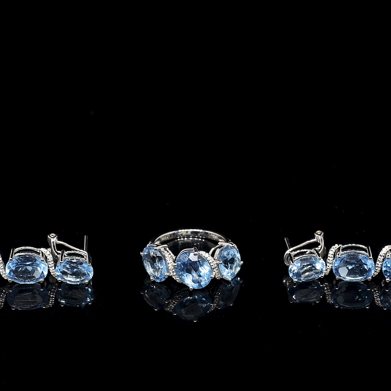 Conjunto de anillo y pendientes en oro blanco de 18k con topacios