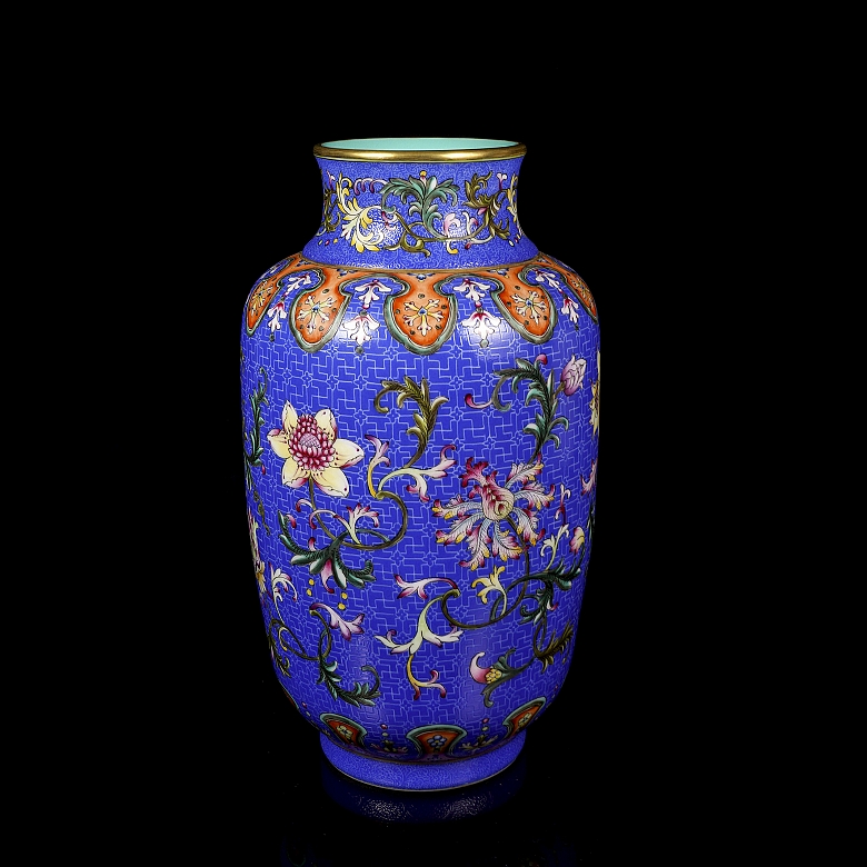 Porcelain vase with Yangcai enamel “Flowers,” with Qianlong seal
