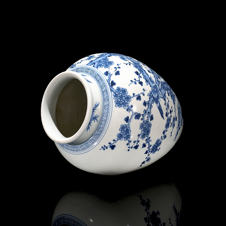 Glazed porcelain jar ‘Birds in Branch’, with Qianlong seal