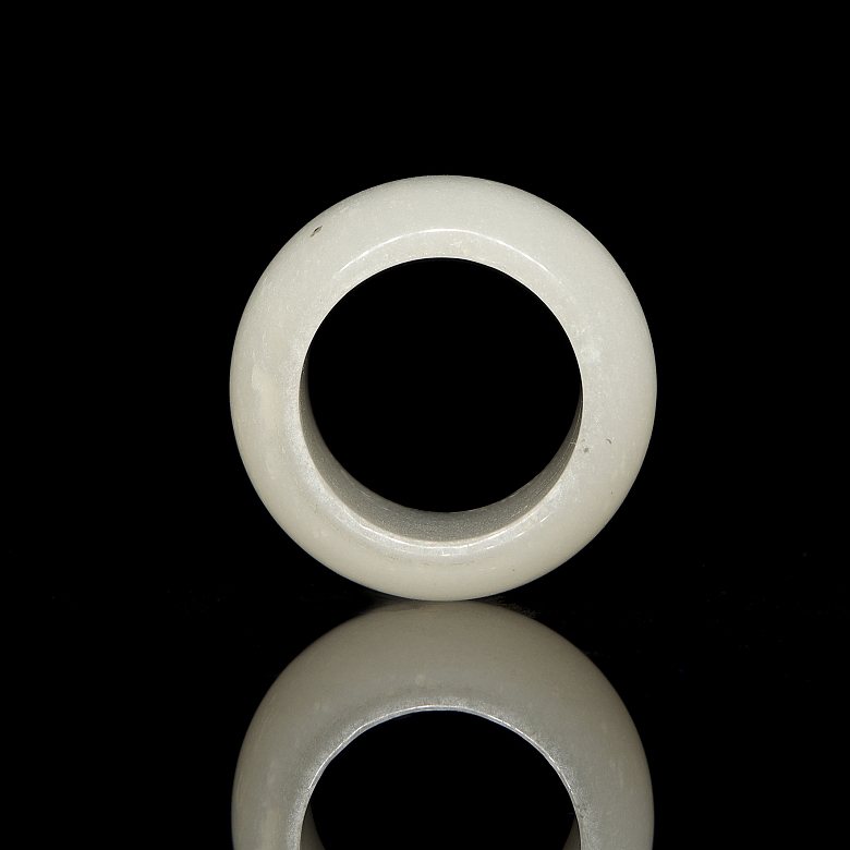 Anillo tallado en jade blanco, s.XX