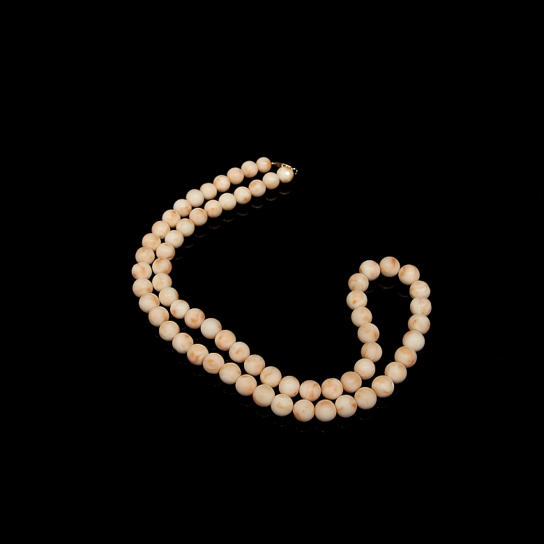 Collar de coral piel de angel con cierre de oro amarillo