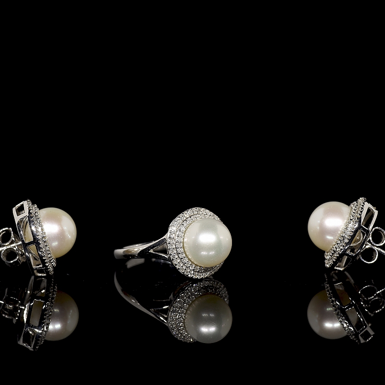 Conjunto de pendientes y anillo en oro blanco 18k con perla y diamantes