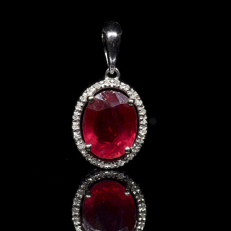 Colgante de oro blanco de 18k con rubí y diamantes
