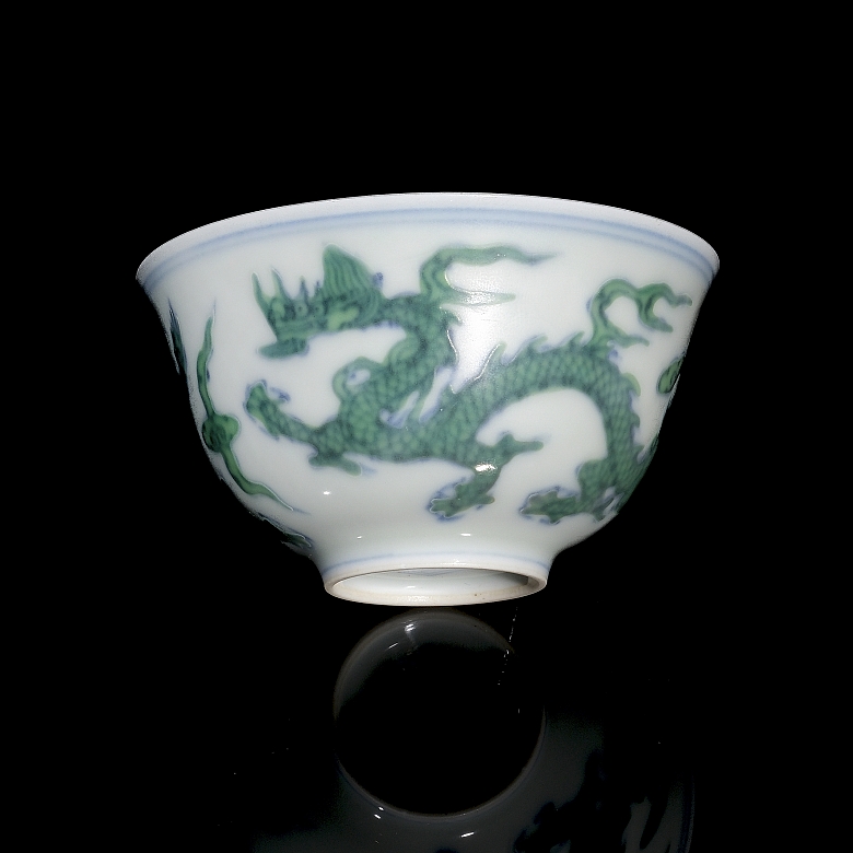 Glazed porcelain cup ‘Dragon with pearl’, with Chenghua mark