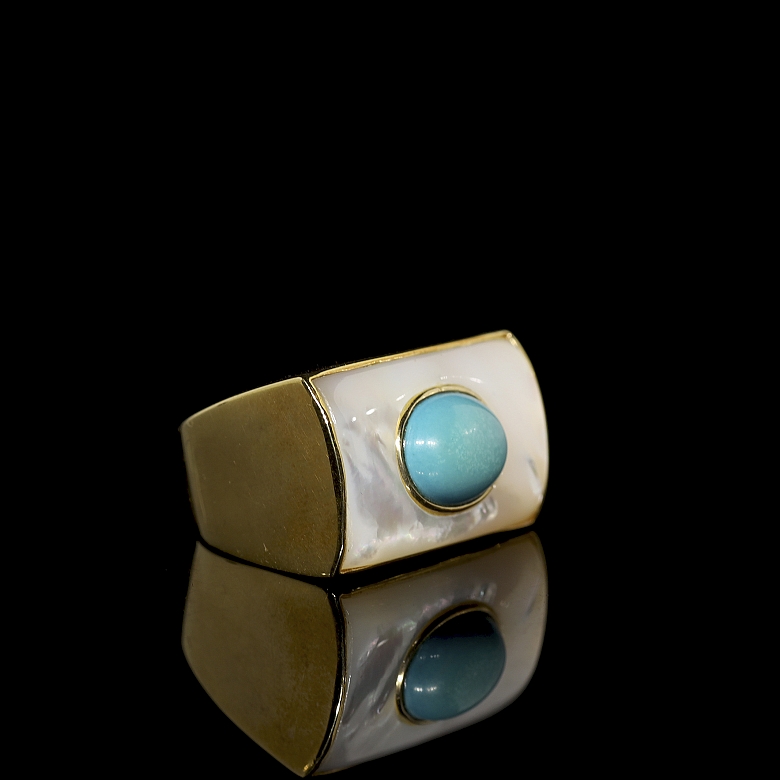 Anillo tipo sello de oro amarillo de 18k, turquesa y nácar