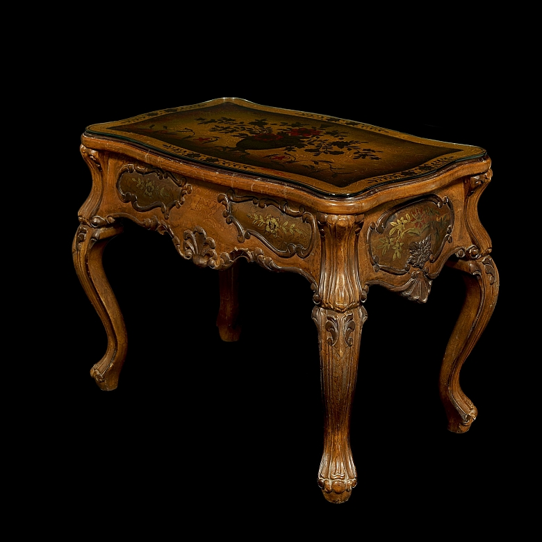 Mesa baja de madera estilo Luis XV, s.XX