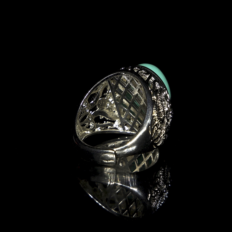Anillo de plata repujada y turquesa