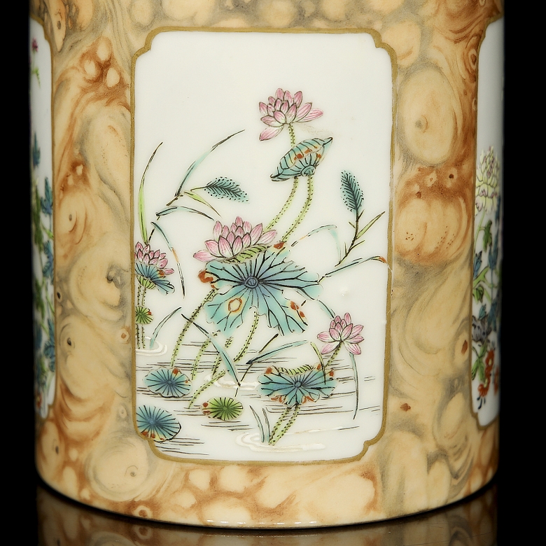 Porcelain Brush Pot ‘Flowers’, with Qianlong Seal - 7