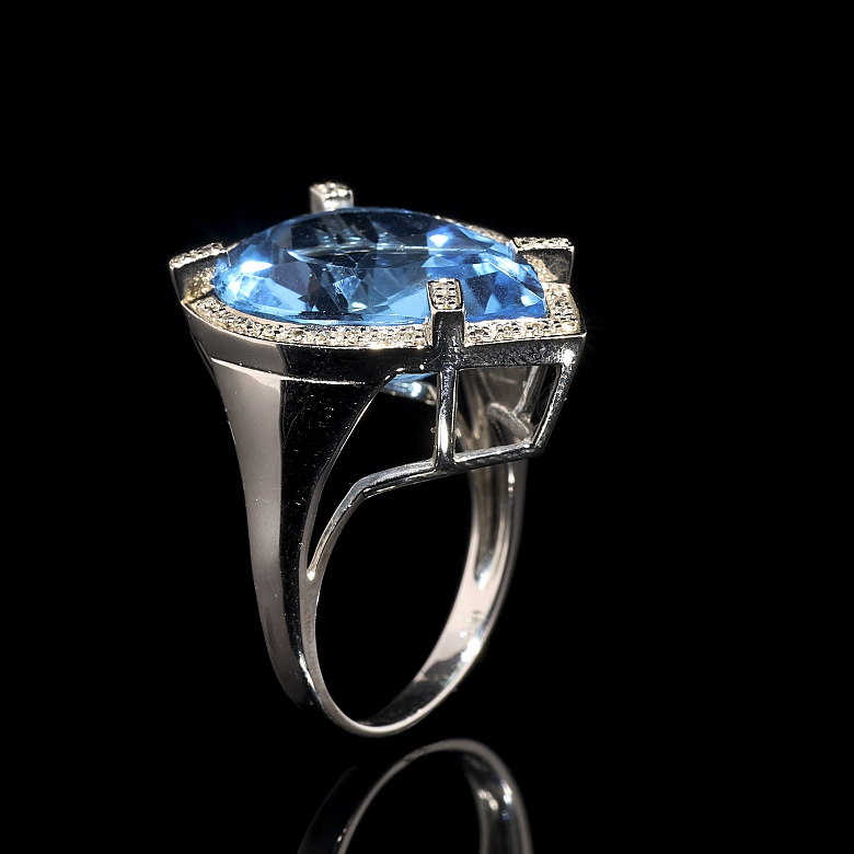 Anillo en oro blanco de 18k con topacio y diamantes