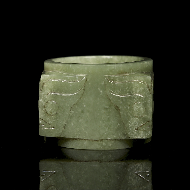 Cong de jade tallado