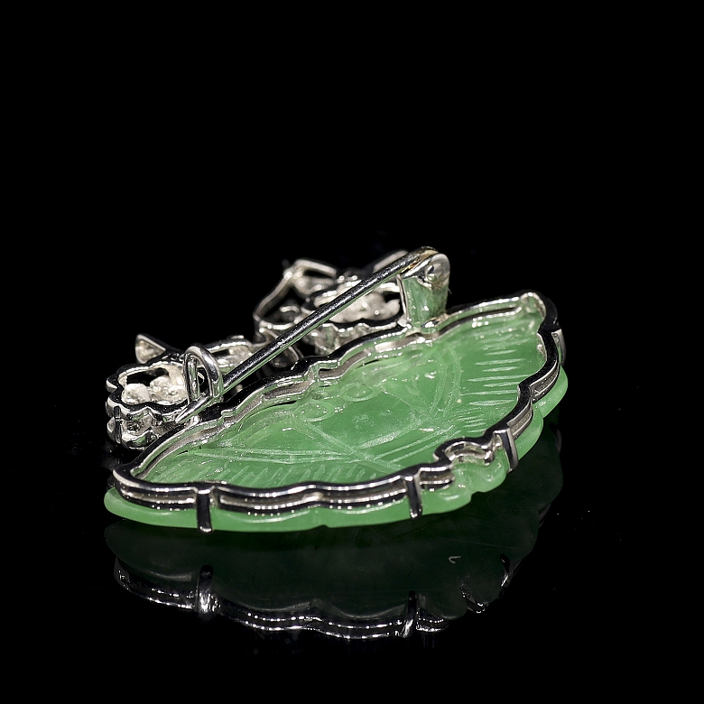 Broche en oro blanco de 18k con jade y diamantes