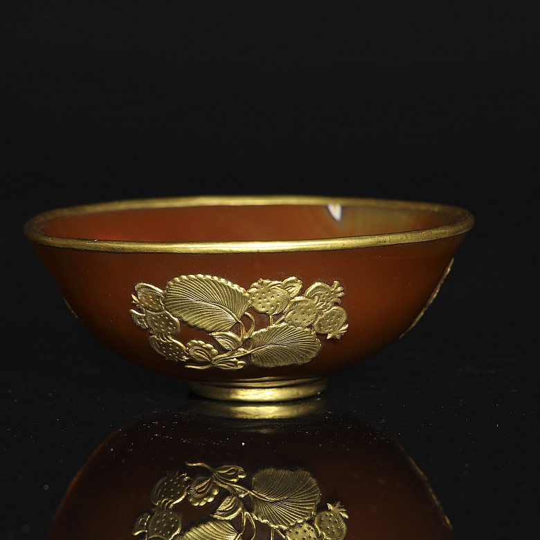 Cuenco de ágata con aplicaciones de metal dorado, dinastía Liao