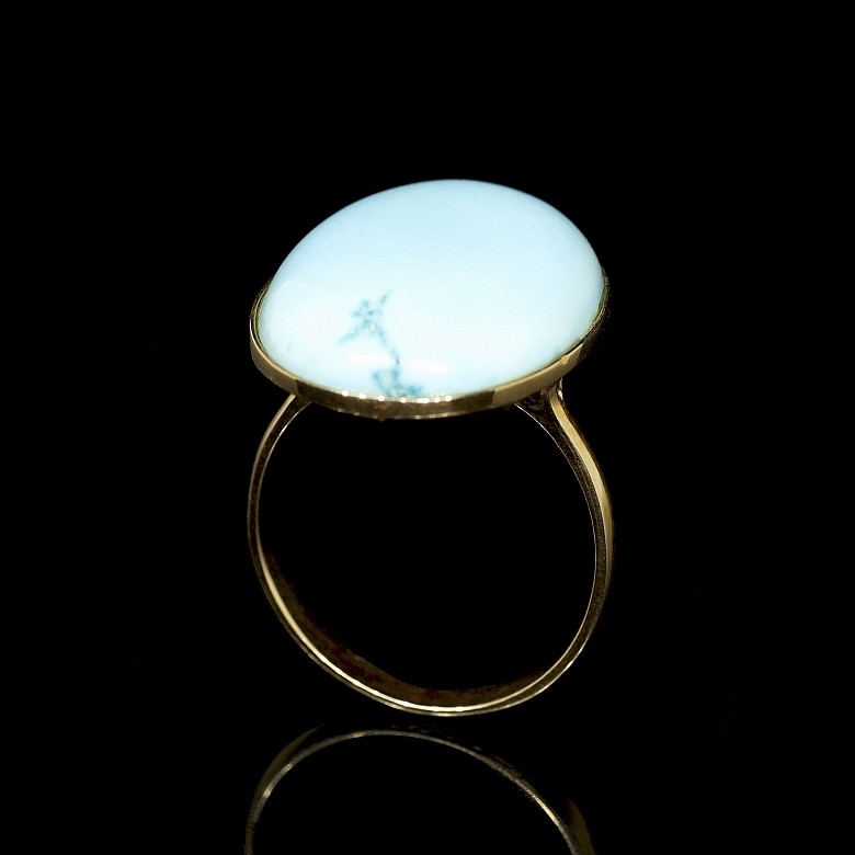 Anillo en oro amarillo de 18k con turquesa oval