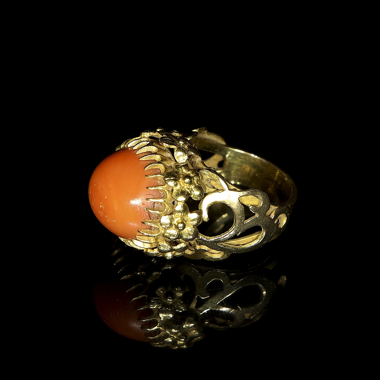 Anillo de oro amarillo de 18k con coral